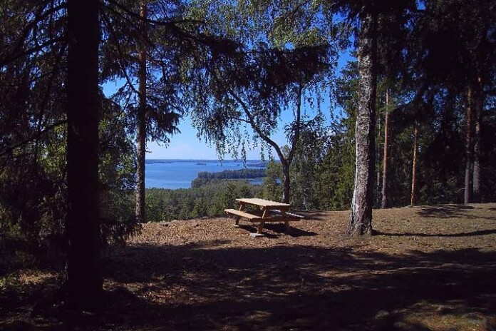 Rapolanharjun näköalapaikalla on kaksi piknik-pöytää eväiden nauttimiseen. Kuva: Toni Honko, Kohokohdat.fi