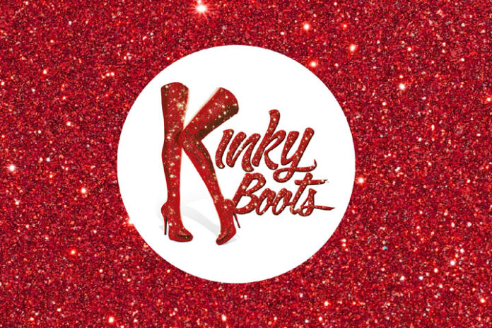 Harvey Fiersteinin kirjoittama ja Cyndi Lauperin säveltämä ja sanoittama Kinky Boots -musikaali kertoo kolmeakymmentä lähestyvästä Charliesta