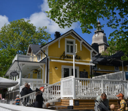 Naantalin parhaat ravintolat – merellisessä tunnelmassa kesällä 2025 vanhaa ja paljon myös uutta Kahvila Amandis on Naantalin rantaravintoloiden erikoisuus, josta saa euroopan parhaimmat vohvelit.