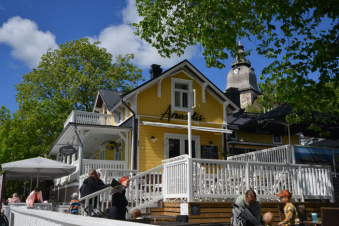 Kahvila Amandis on Naantalin rantaravintoloiden erikoisuus, josta saa euroopan parhaimmat vohvelit.