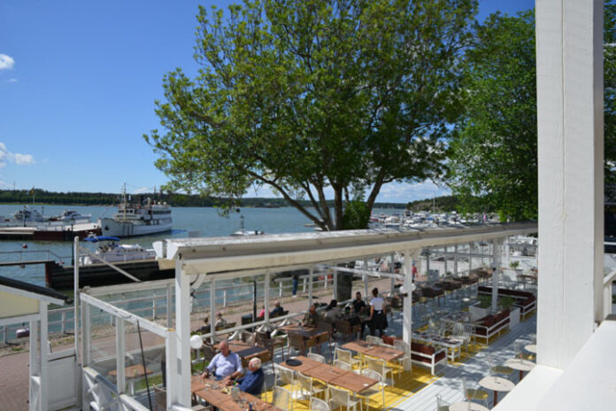 Ravintola Kaivohuoneen terassilta voi seurailla S/S Ukkopekan saapumista laituriin. Kuva: Toni Honko, Kohokohdat.fi