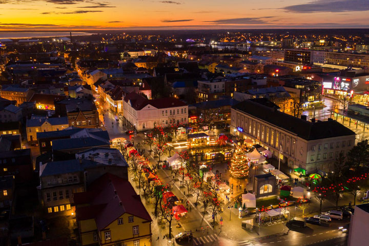 Pärnun joulumarkkinoilla panostetaan viihdyttävään ohjelmaan. Itsenäisyydenaukion lavalla nähdään niin Viron eturivin esiintyjiä kuin perinteisempää jouluohjelmaa joulupukkeineen ja tonttukuoroineen.