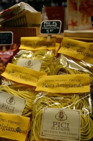 Pici-muotoinen, perinteisellä valmistusmenetelmällä tehty sitruunanmakuinen pasta tulee Toscanasta.