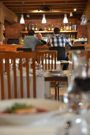 Myllärien baari on uudistunut mukavin tuolein. Baarin puolelle voi poiketa lasilliselle taikka vaikka rennosti ruokailemaankin.