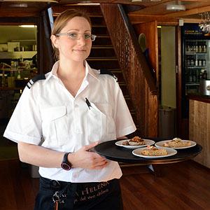 Maria Turunen on ravintolalaivan tarjoilijakaunokainen.